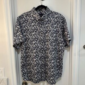 Robert Graham Skull and crossbones XXL short sleeve button down shirt